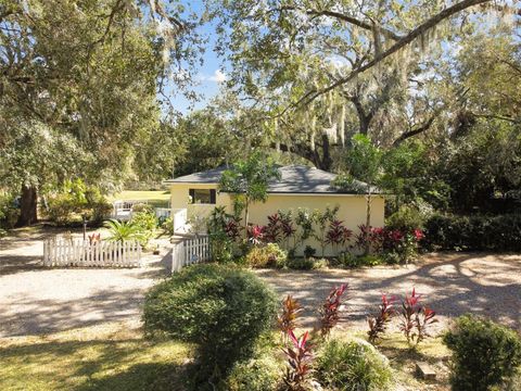 A home in PLANT CITY