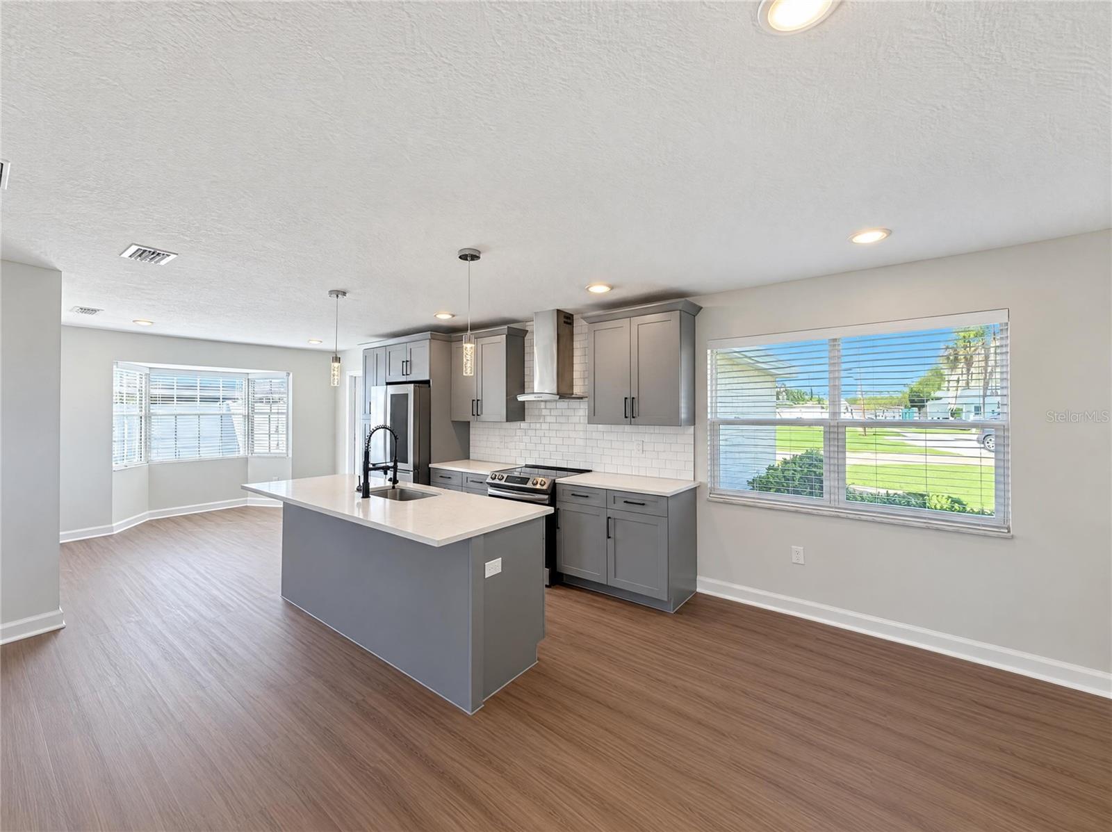 2160 DE LAS FLORES AVENUE