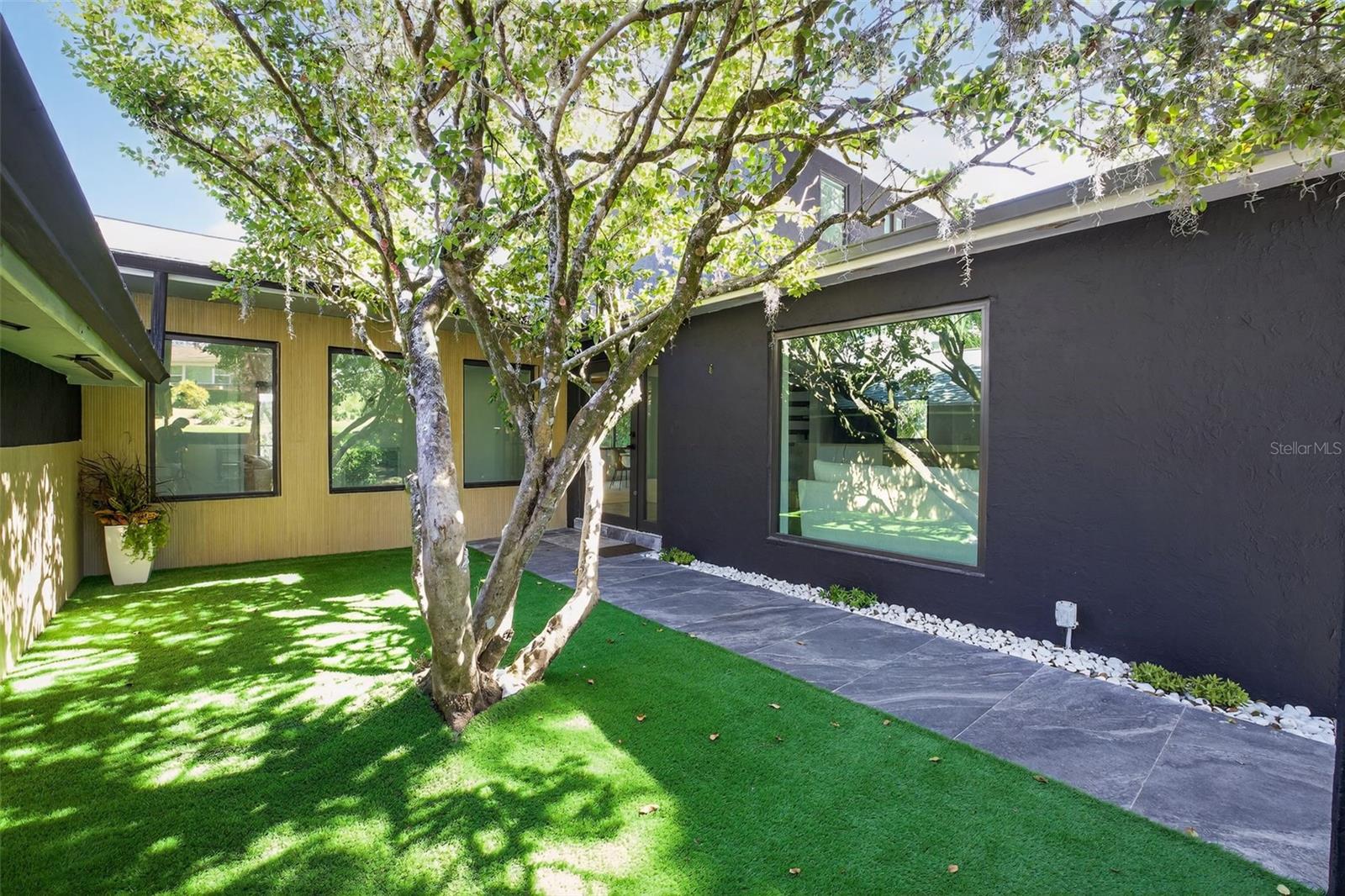 511 S RIVERHILLS DRIVE