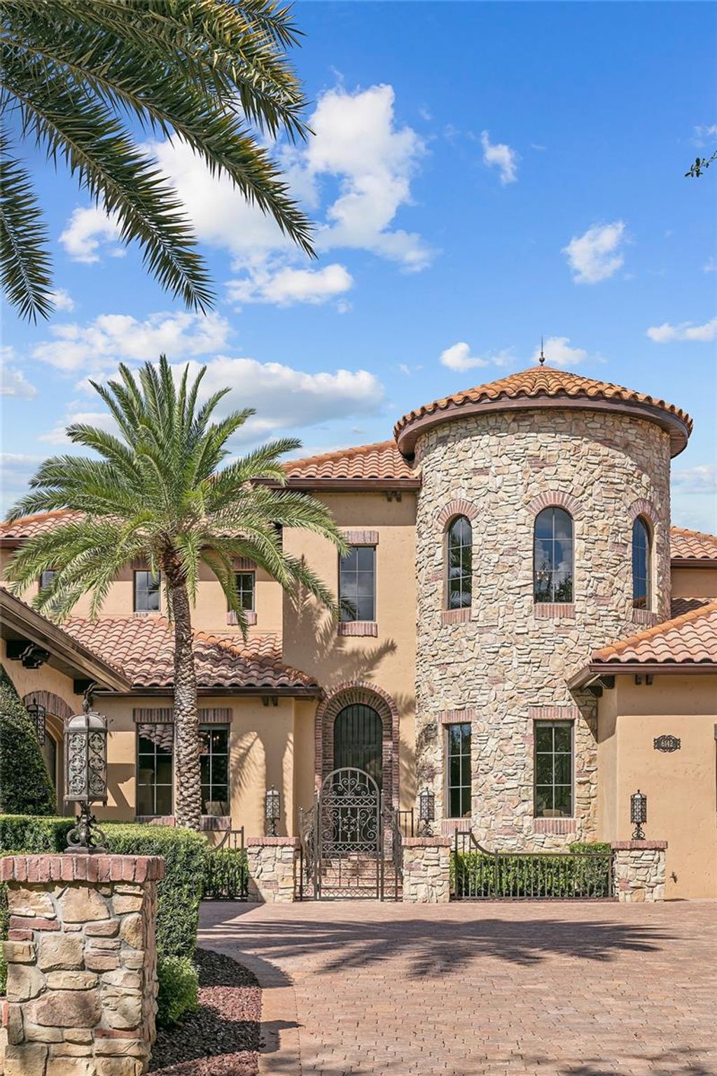 Photo of 6142 Grosvenor Shore Drive, Windermere, FL 34786 (MLS # O6388222)