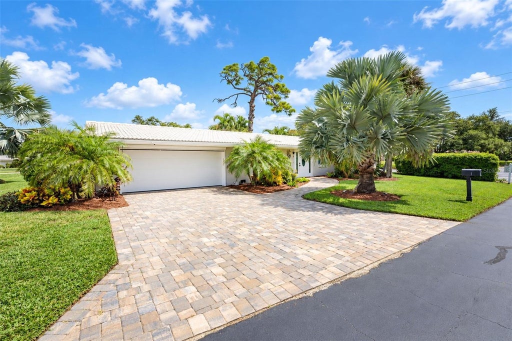 Photo of 1 Oakwood Drive N #1, Englewood, FL 34223 (MLS # C7531676)
