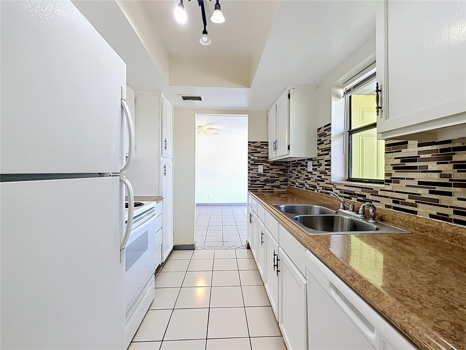 LEMON TREE SECTION 1 CONDO CB 3/141 BLDG 6 UNIT A - Residential