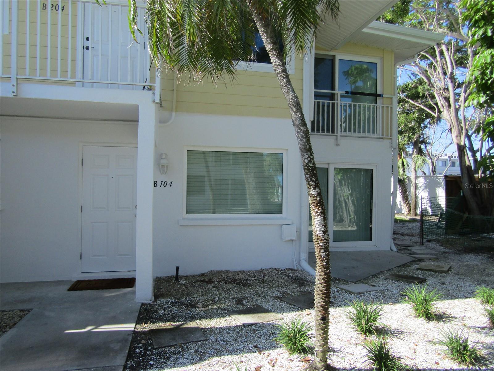 Welcome to Bahia Vista! Vacation in one of the most desirable communities on Venice Island. This unit has 2 bedrooms and 2 baths and is beautifully updated . It has a community pool and is located directly across the street from the beach with beach access. Includes utilities including basic cable and wifi.
No Smoking
No Pets