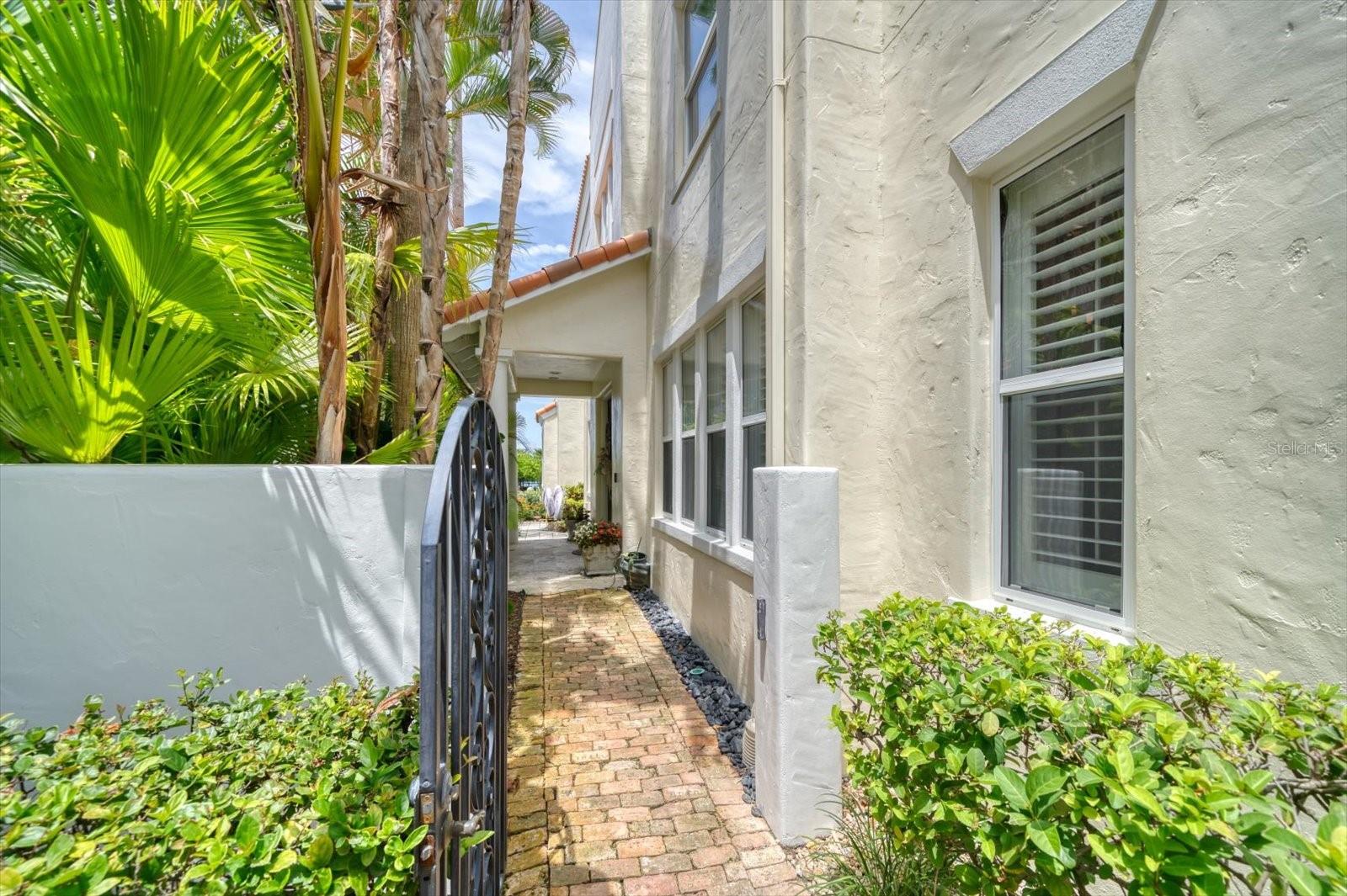 ST TROPEZ AT HARBOR ISLAND PHA - Residential