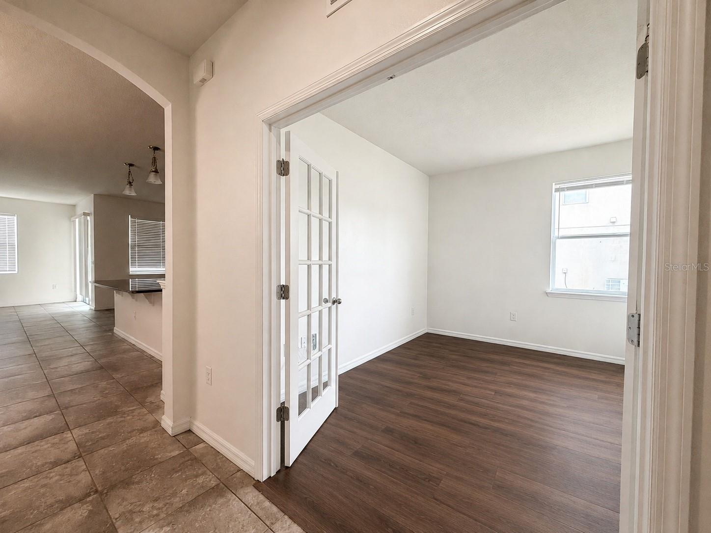 908 GLAZEBROOK LOOP