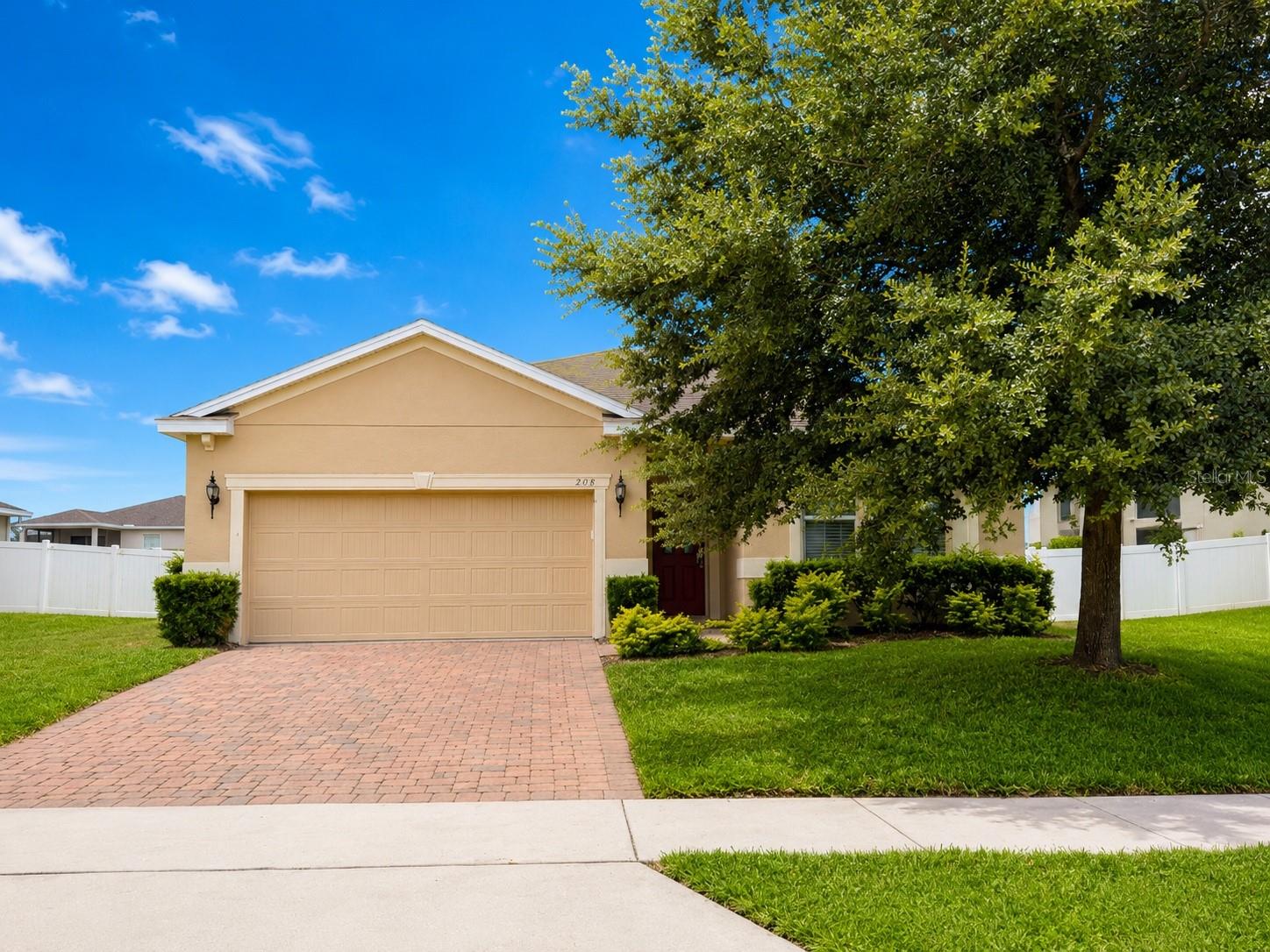 908 GLAZEBROOK LOOP