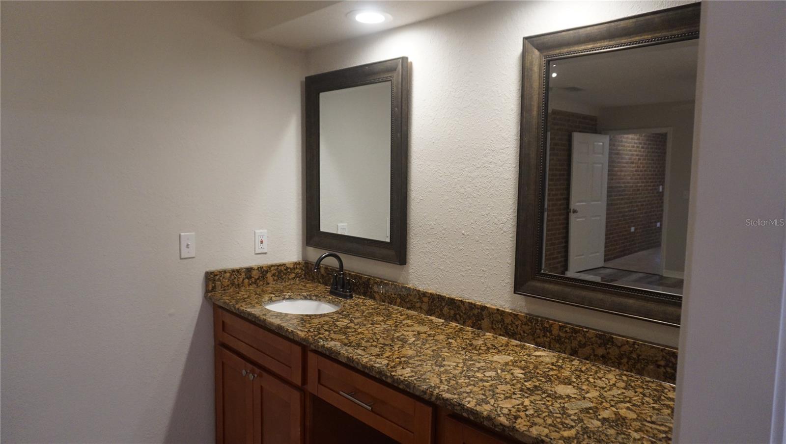KINGSWAY GARDENS UNIT 02 - Residential Lease