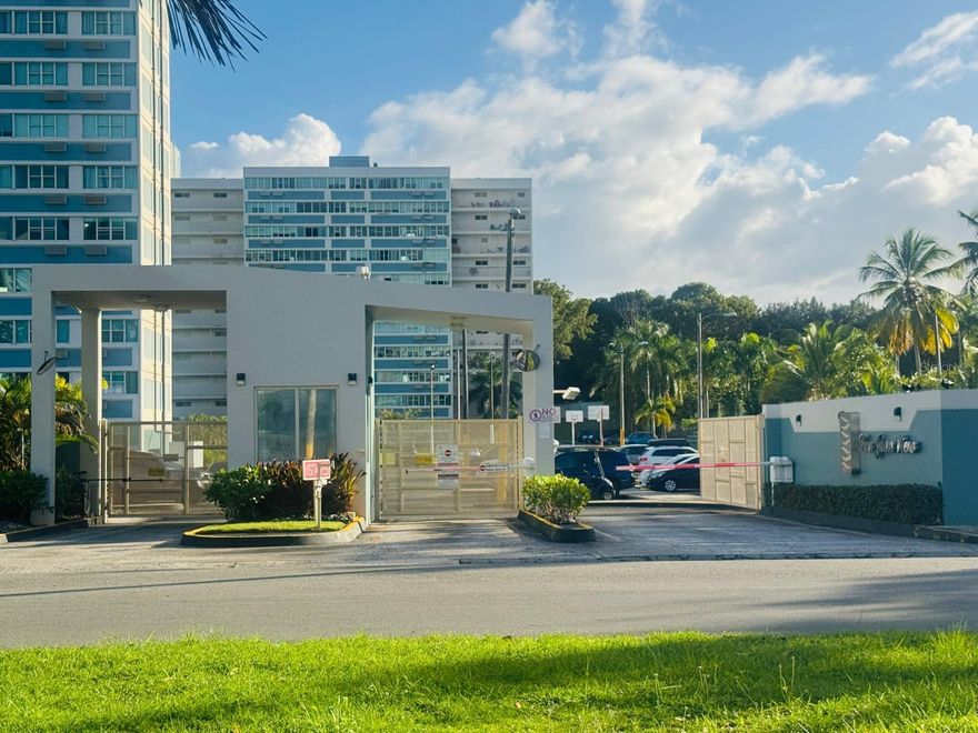 Beautiful and comfortable apartment with stunning panoramic views. The unit includes furnishings and is located in a large community with 2 swimming pools, gym, basketball and volleyball courts, gazebos, and much more. The complex has 24-hour access control and security. With a privileged location just minutes from the Mall of San Juan and Plaza Escorial, airport, restaurants, pharmacies, and much more. The perfect place to live, quiet and safe!!!

Apartment:
o    3 bedrooms
o    1 bathroom
o    Comfortable living and dining room
o    Kitchen and laundry room

Maintenance and internet included in rent.

Ready to move in! Don't miss out on this excellent opportunity.