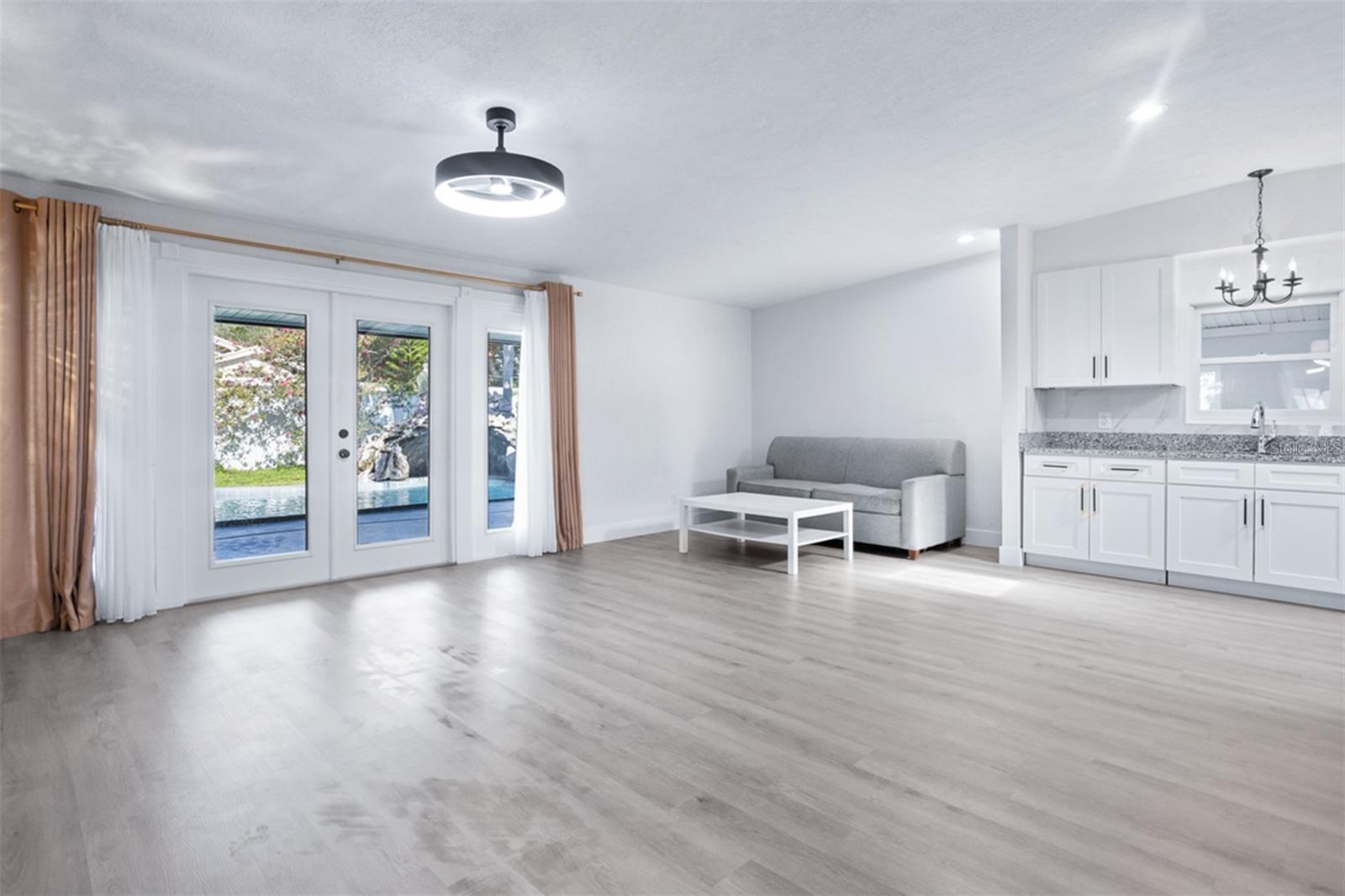 ENGLISH ESTATES UNIT 1 - Residential