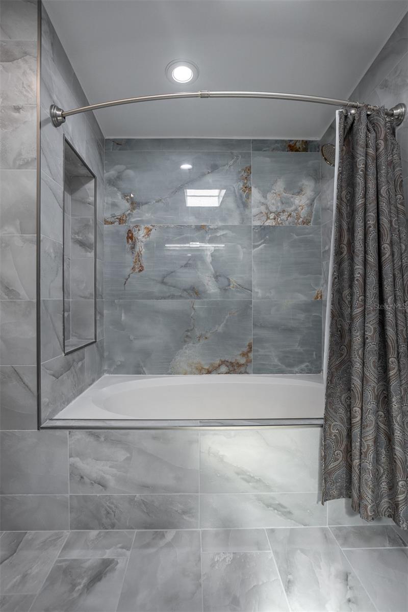 ENGLISH ESTATES UNIT 1 - Residential