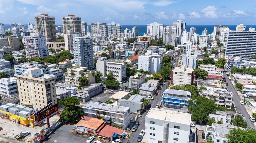 Charming 3-bedroom, 1-bathroom residence, located in the heart of Condado, right next to where La Boulangerie used to be. The property is offered fully furnished and move-in ready. It features a comfortable and functional layout, perfect for those looking to settle in one of San Juan’s most desirable areas, with restaurants, supermarkets, shops, and steps away from the beach. The property does not include parking.