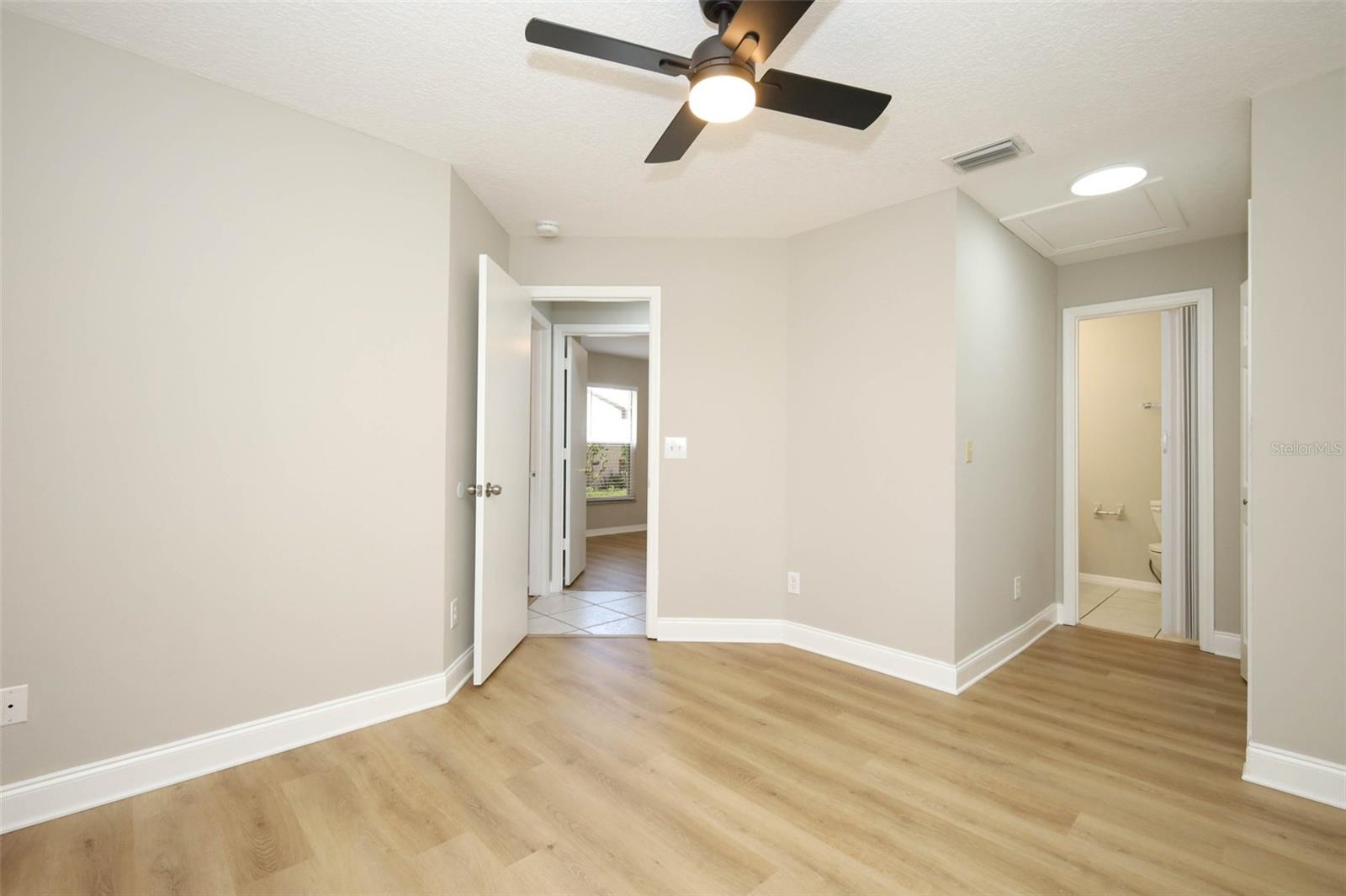 LINCOLN PARK - Residential Lease