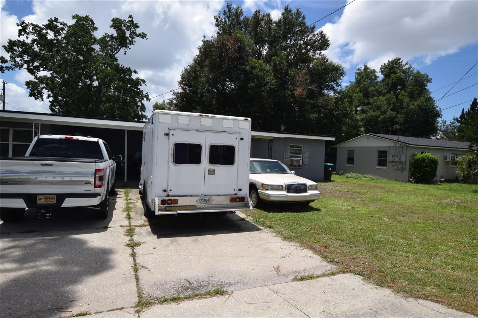 2 Bedroom 1 Bath Duplex For Rent in Orlando, FL with a 1 car carport.