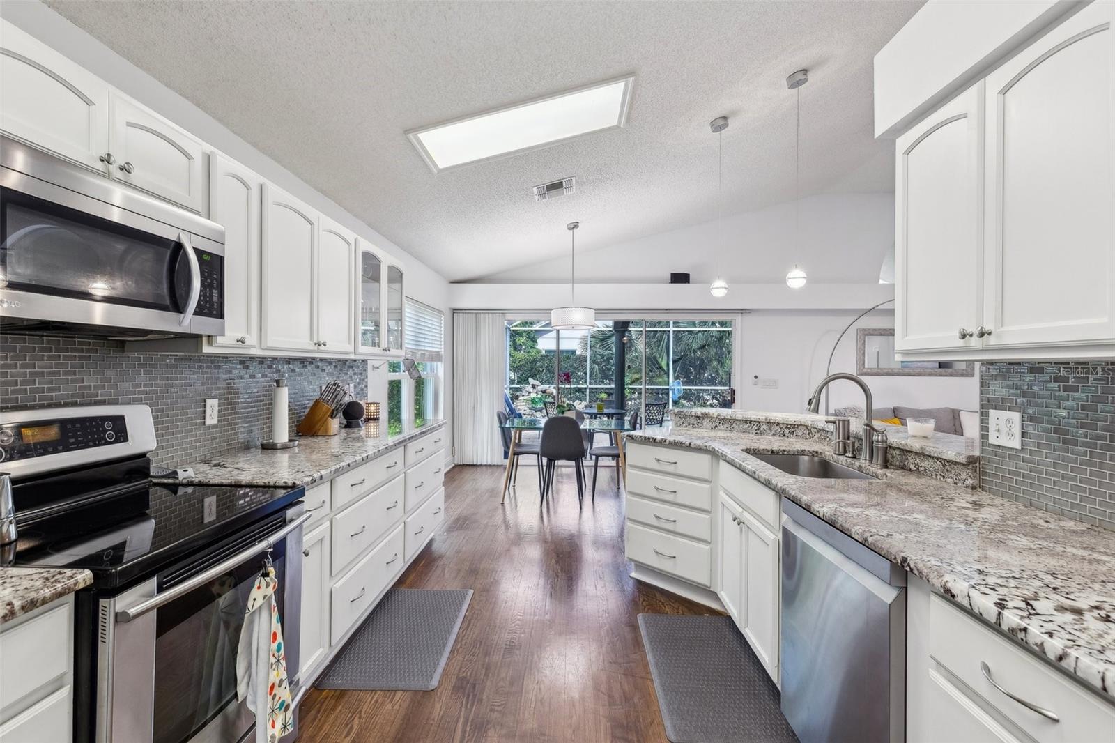 892 CRESTRIDGE CIRCLE