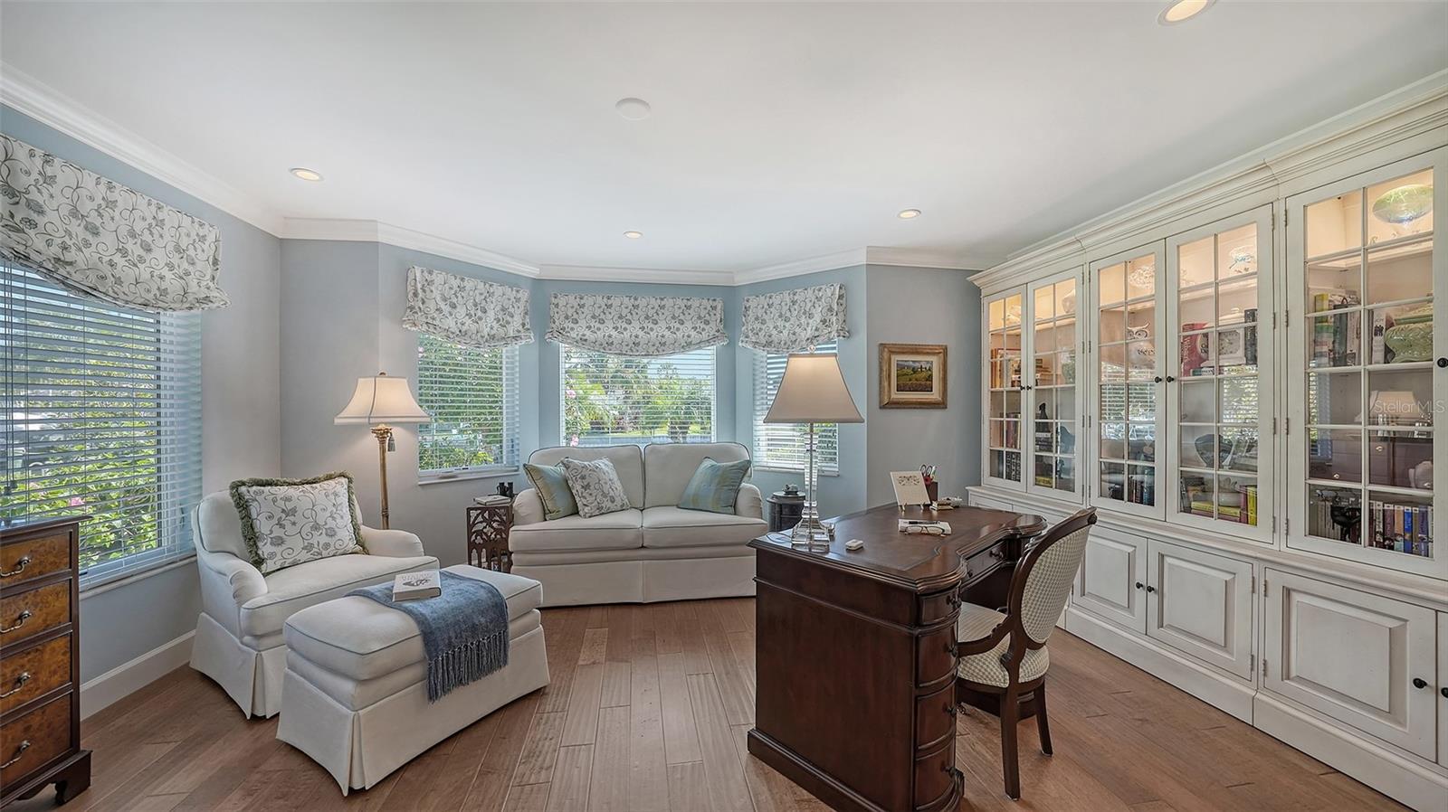 COUNTRY CLUB SHORES - Residential