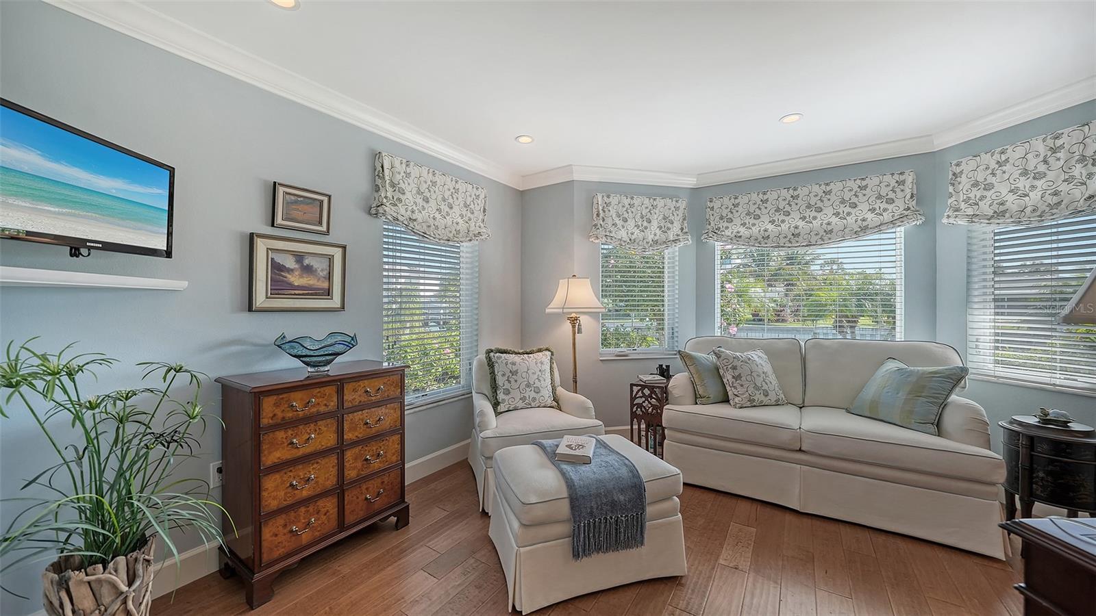 COUNTRY CLUB SHORES - Residential