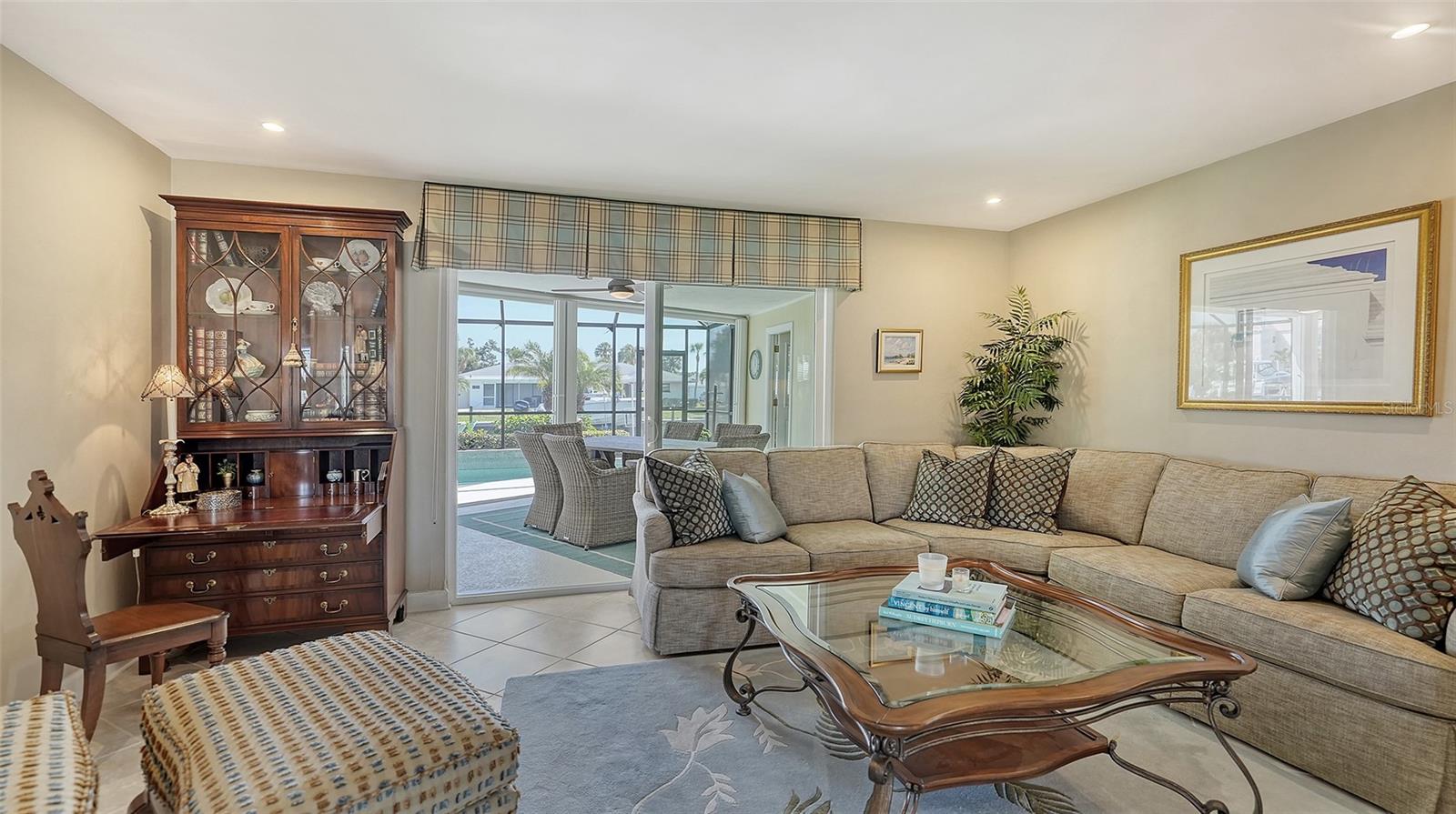 COUNTRY CLUB SHORES - Residential