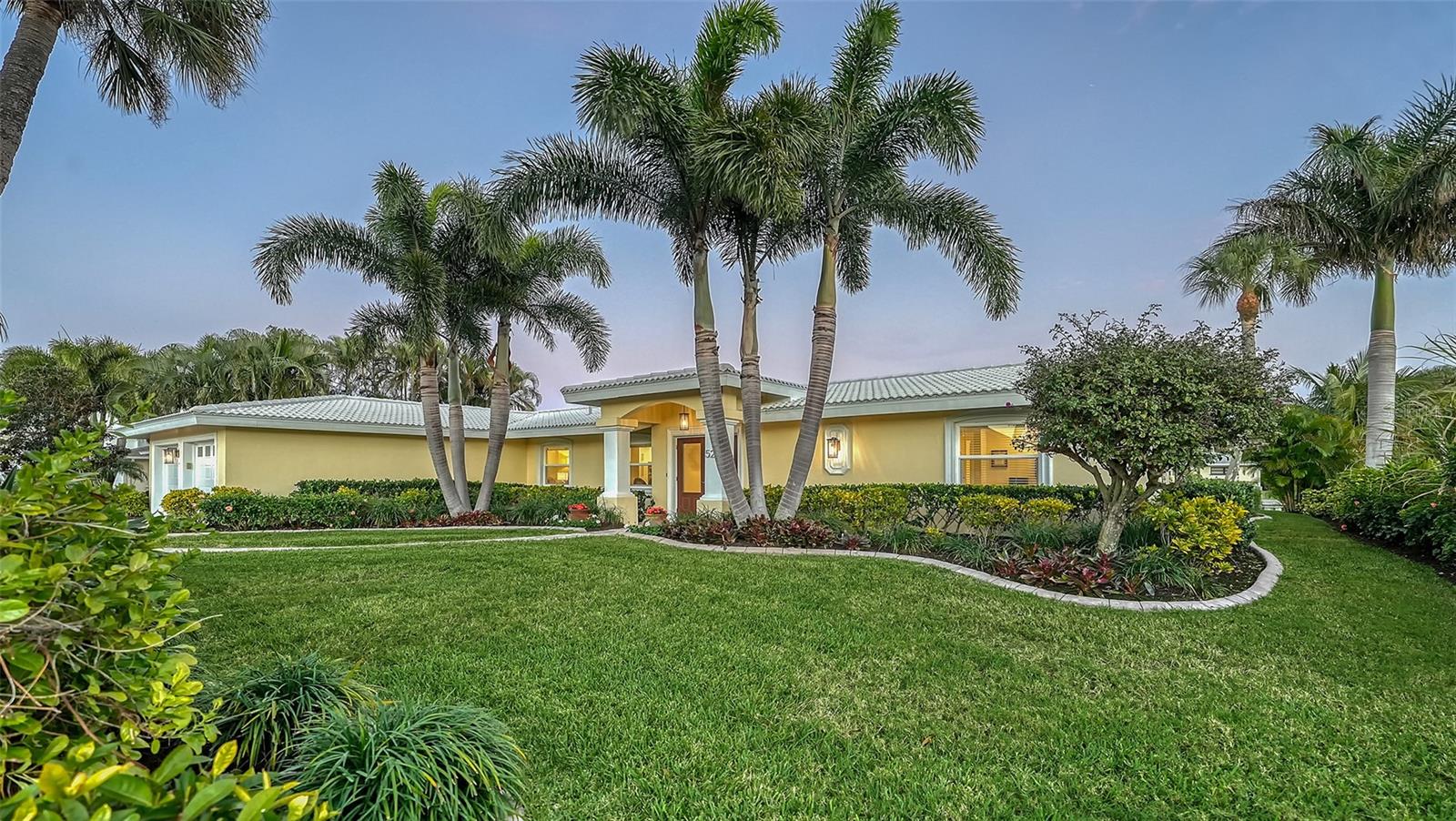 COUNTRY CLUB SHORES - Residential