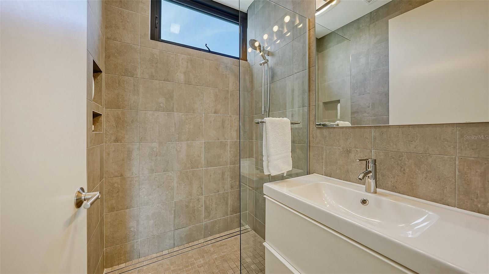 COUNTRY CLUB SHORES - Residential