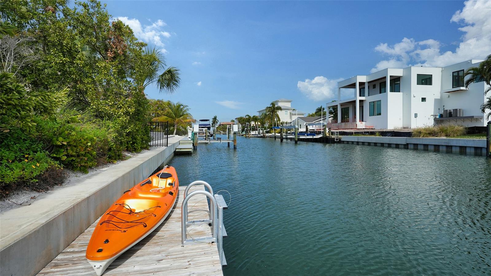 COUNTRY CLUB SHORES - Residential