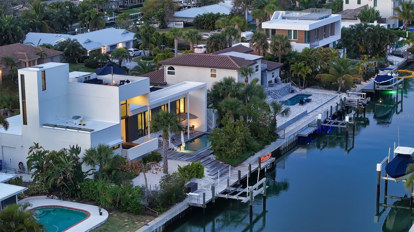 COUNTRY CLUB SHORES - Residential