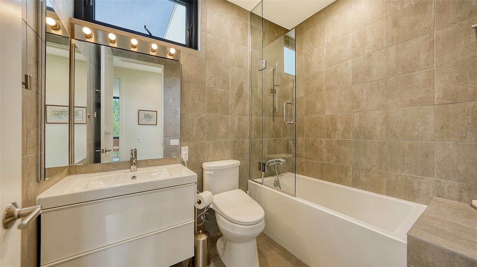 COUNTRY CLUB SHORES - Residential