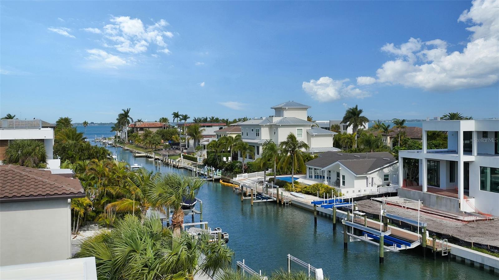 COUNTRY CLUB SHORES - Residential