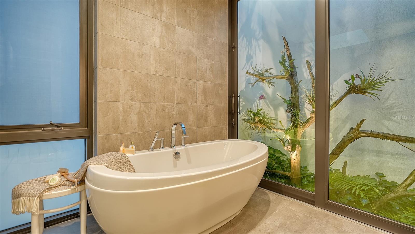 COUNTRY CLUB SHORES - Residential