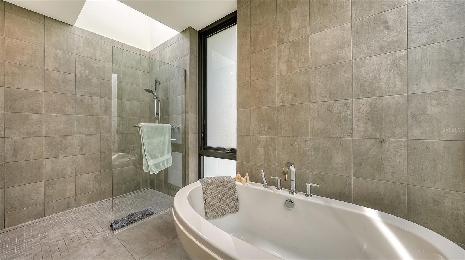 COUNTRY CLUB SHORES - Residential