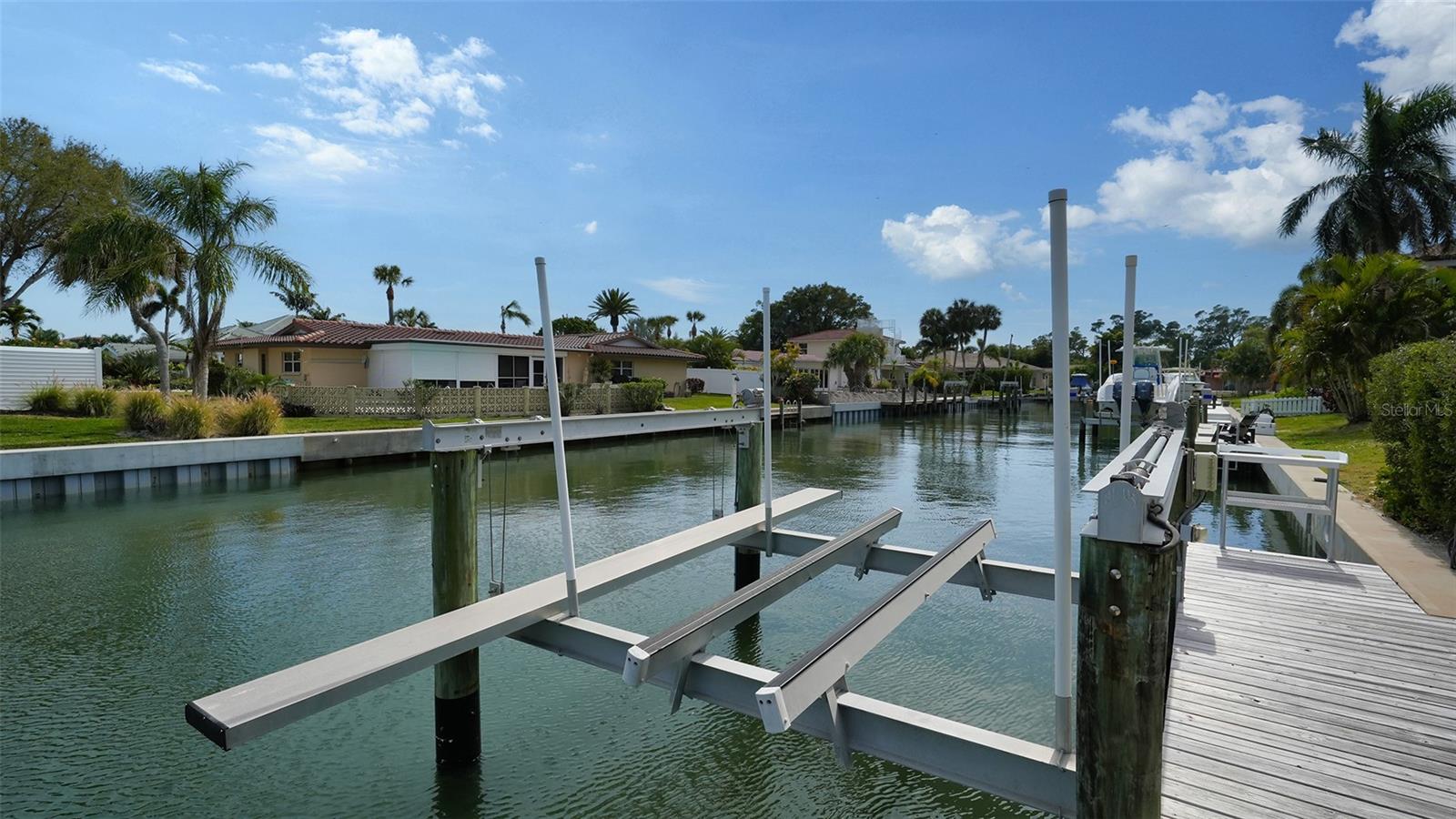 COUNTRY CLUB SHORES - Residential