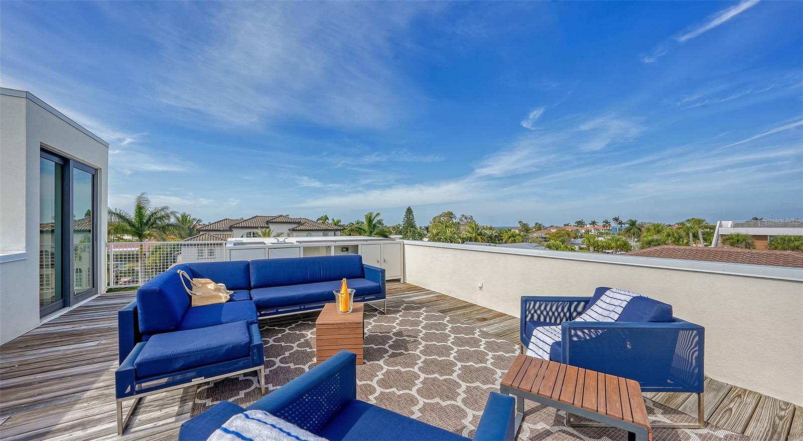 COUNTRY CLUB SHORES - Residential