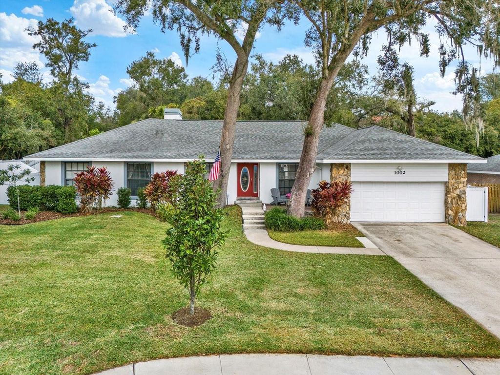 Photo of 1002 Oakridge Manor Drive, Brandon, FL 33511 (MLS # TB8460339)