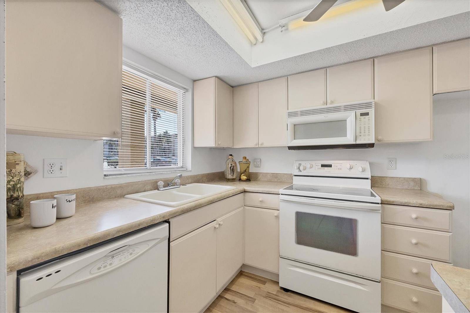 BAYSHORE ON THE LAKE APTS II SEC 3 - Residential