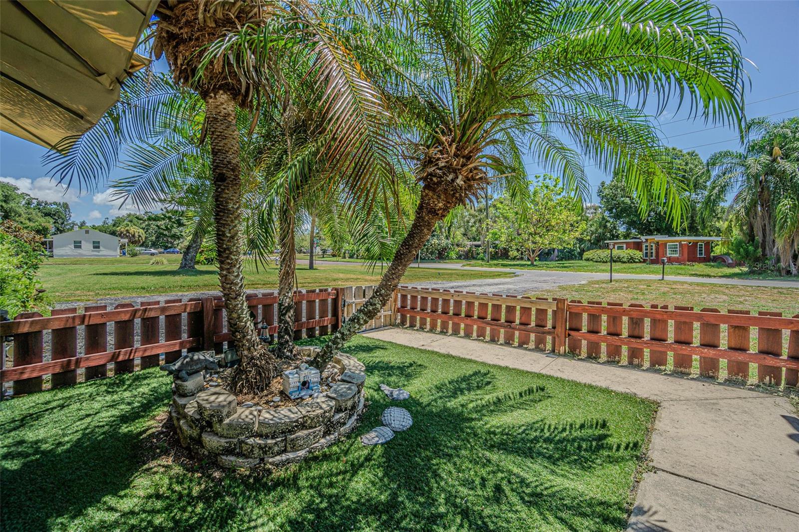 721 OLEANDER WAY S - Photo 2