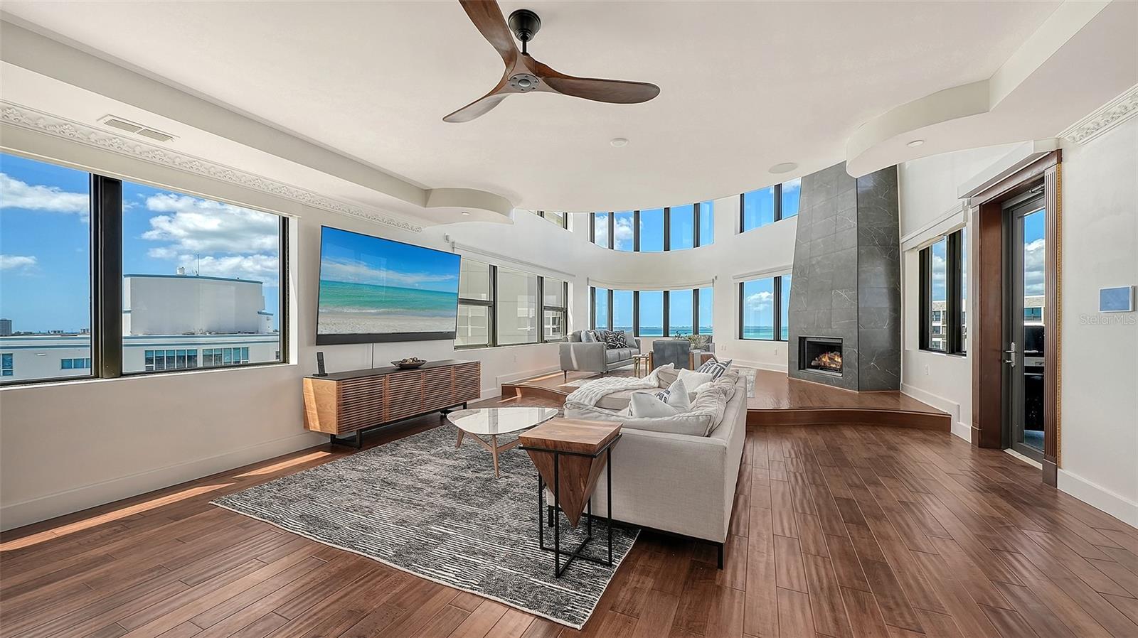 128 GOLDEN GATE POINT 901B