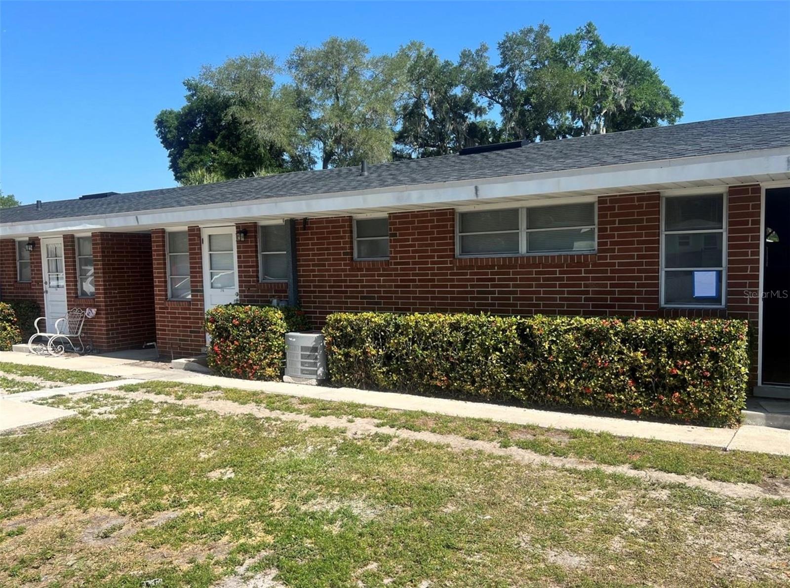 Looking for a modern place to call home in Lakeland's trendy Dixieland district? This adorable 2-bedroom, 1-bath unit has recently been renovated. With 700 sq. ft. of space, you'll enjoy luxury vinyl flooring throughout for a sleek, contemporary look that's also easy to clean. The updated kitchen features solid wood cabinets and granite countertops. Onsite laundry is available, and there's off-street parking for added convenience. The location is ideal, just steps from local favorites like Born and Bread, Cobb and Penn, and a short walk to downtown Lakeland. The complex is quiet and well-established, perfect for those who appreciate a peaceful environment. Each unit is individually metered for electric and water. If you're interested, the application process is online with a $75 fee, and you'll need first, last, and one month's security deposit. Want to make this your new place? Schedule a viewing today—apartments like this in prime locations don't stay available for long!
To apply follow this link. :https://apply.link/_bpsnGo