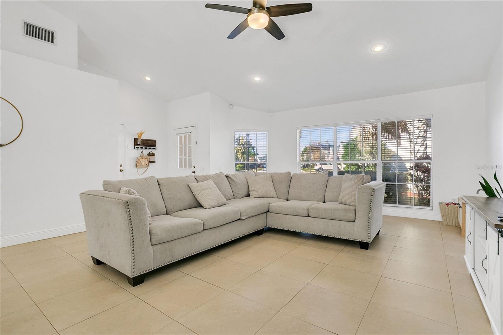 964 W CHARING CROSS CIRCLE