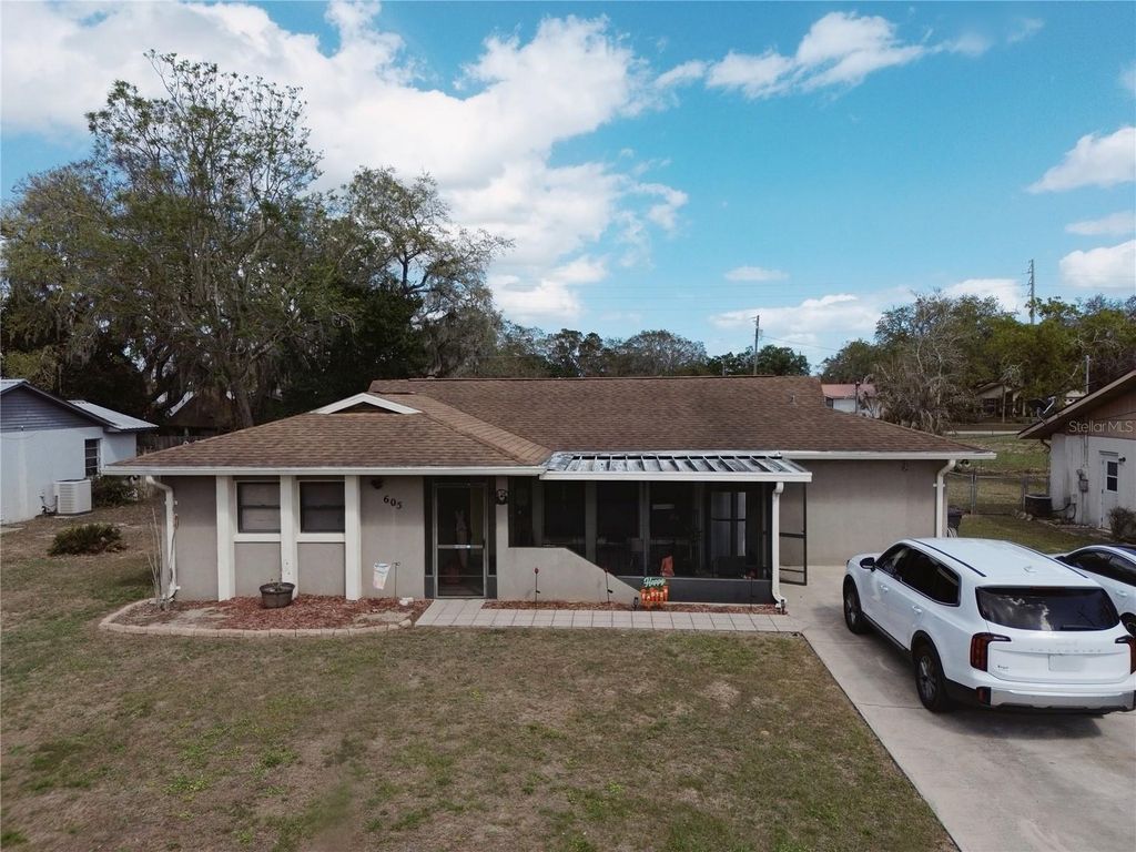 Photo of 605 Cherokee Circle, Avon Park, FL 33825 (MLS # L4960830)
