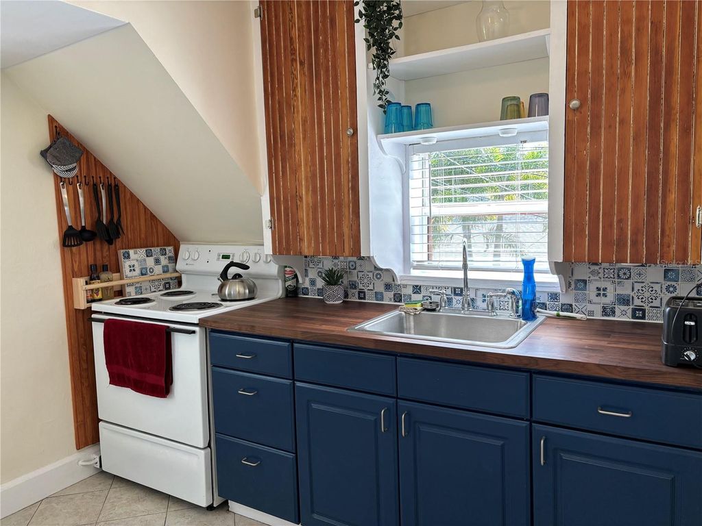 Photo of 810 22nd Avenue N #2, St Petersburg, FL 33704 (MLS # TB8479974)