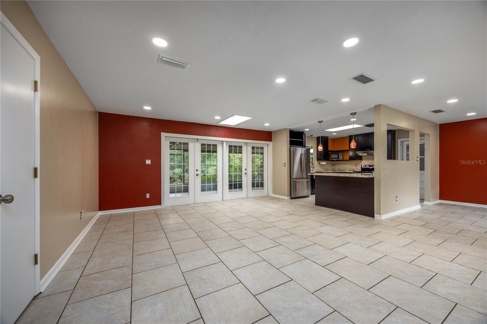 COUNTRY CLUB ESTATE MCINTOSH GRT - Residential