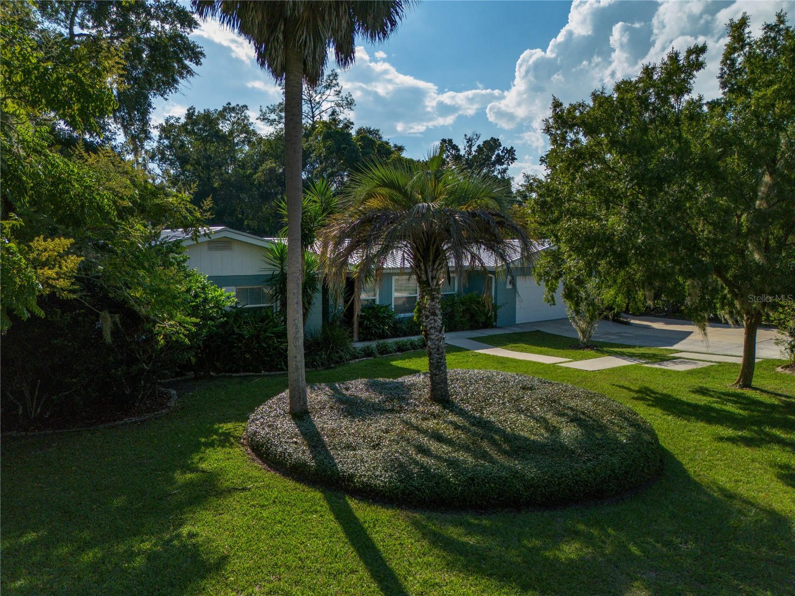 COUNTRY CLUB ESTATE MCINTOSH GRT - Residential