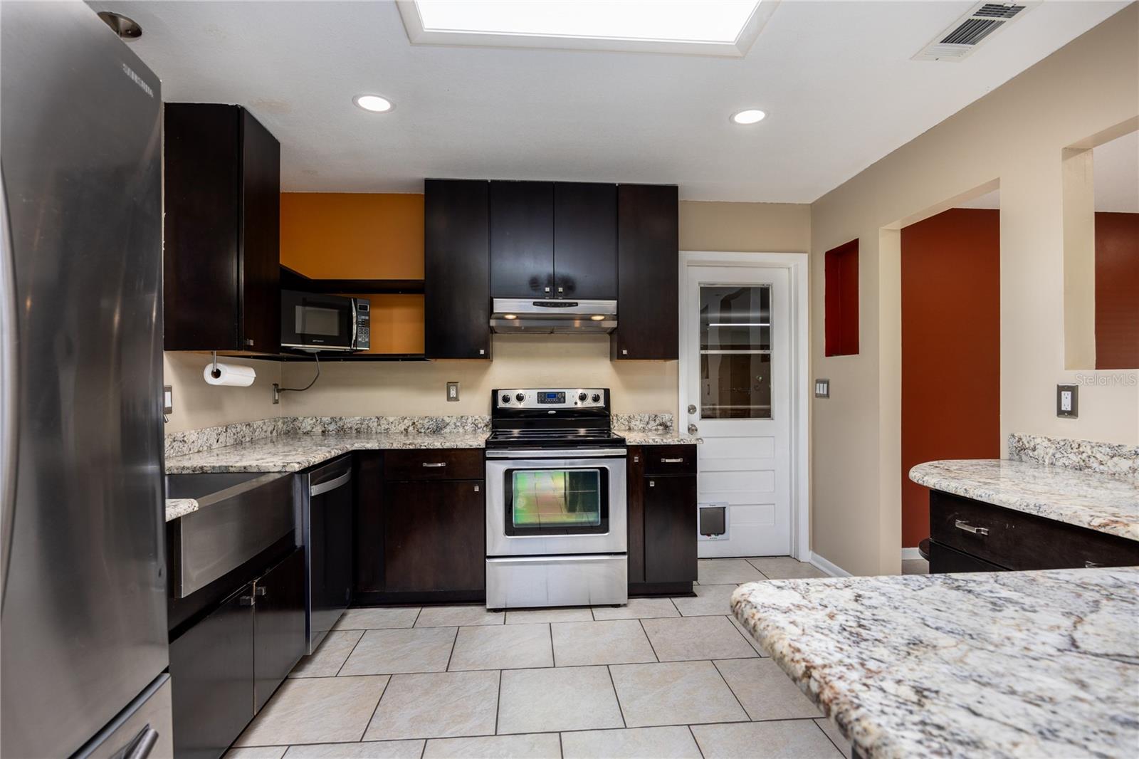 COUNTRY CLUB ESTATE MCINTOSH GRT - Residential