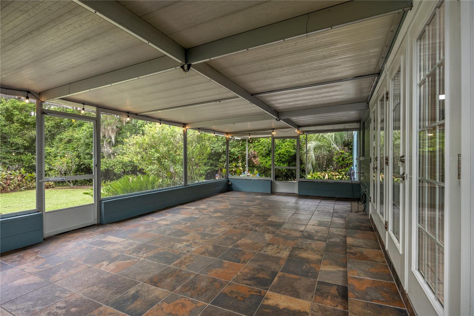 COUNTRY CLUB ESTATE MCINTOSH GRT - Residential