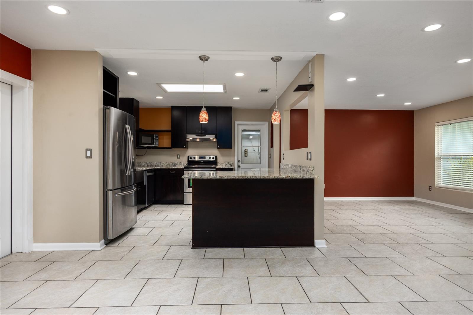 COUNTRY CLUB ESTATE MCINTOSH GRT - Residential