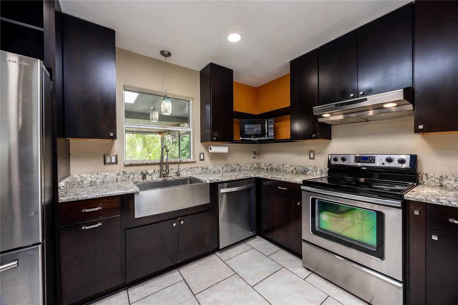 COUNTRY CLUB ESTATE MCINTOSH GRT - Residential