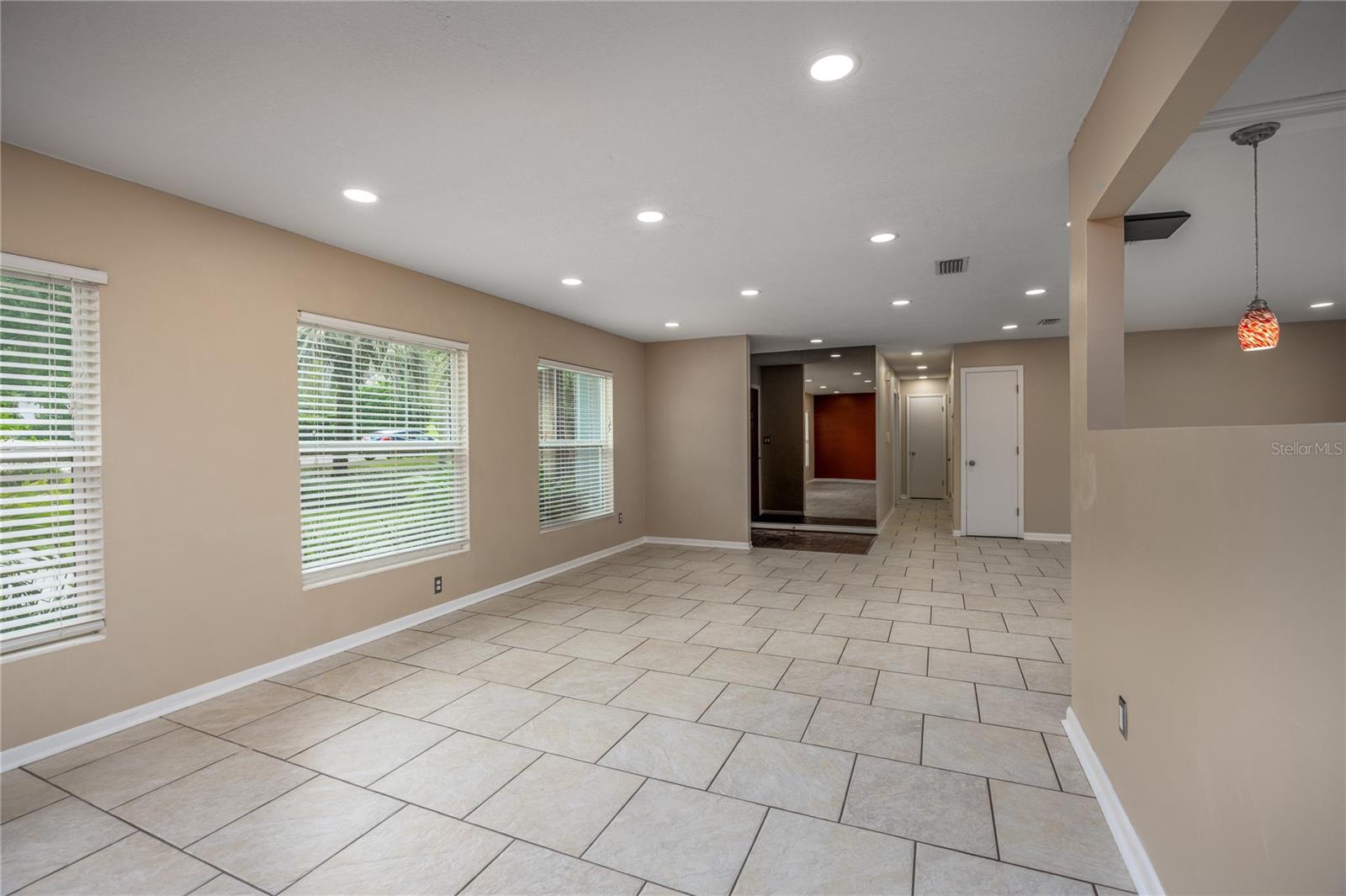COUNTRY CLUB ESTATE MCINTOSH GRT - Residential