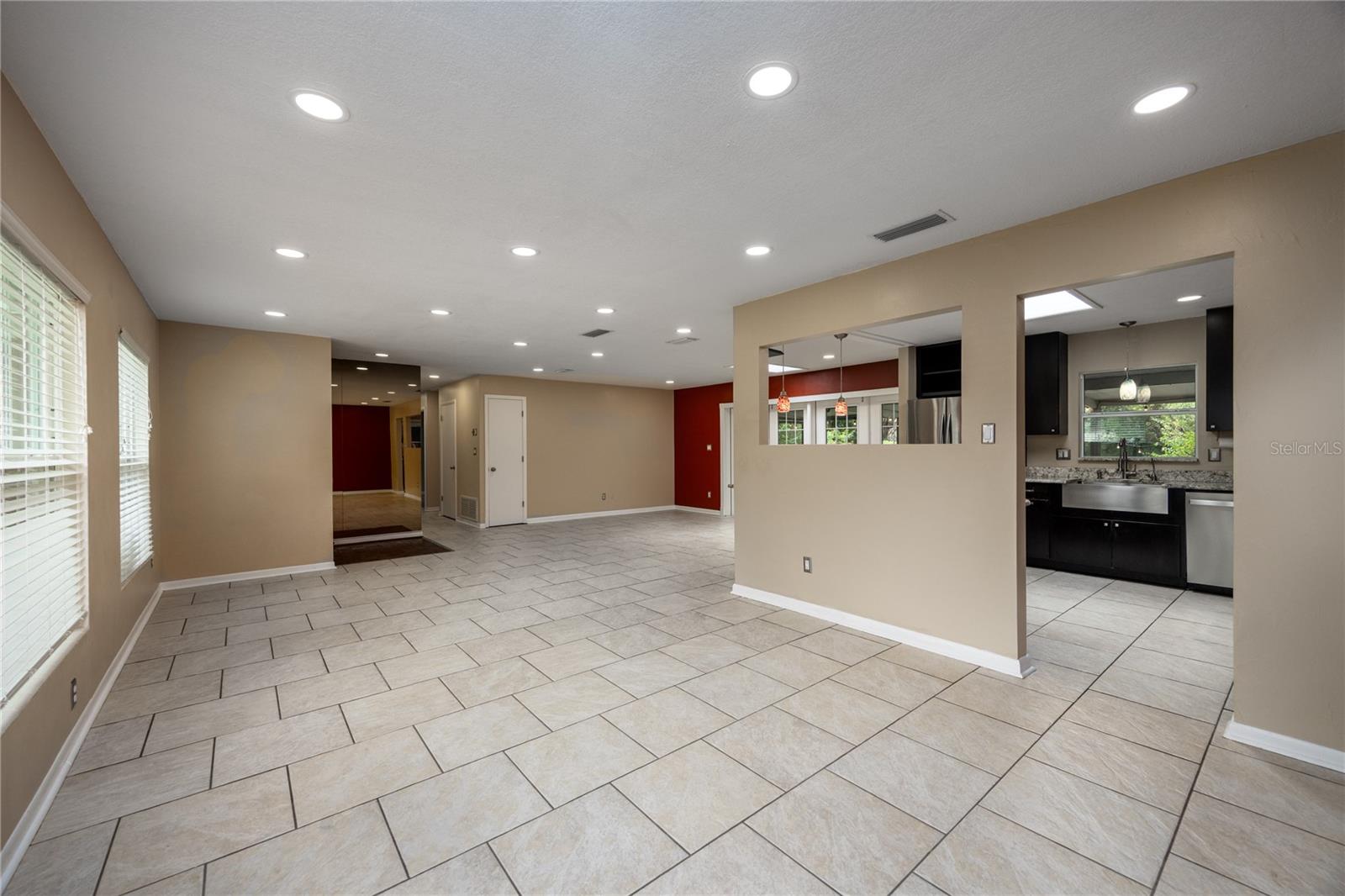 COUNTRY CLUB ESTATE MCINTOSH GRT - Residential