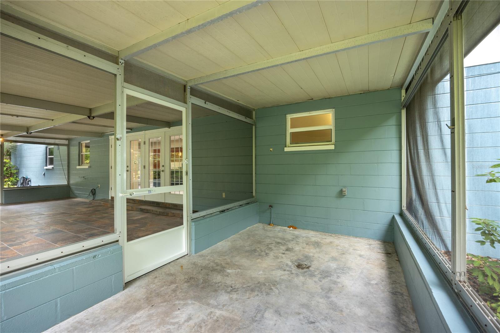 COUNTRY CLUB ESTATE MCINTOSH GRT - Residential
