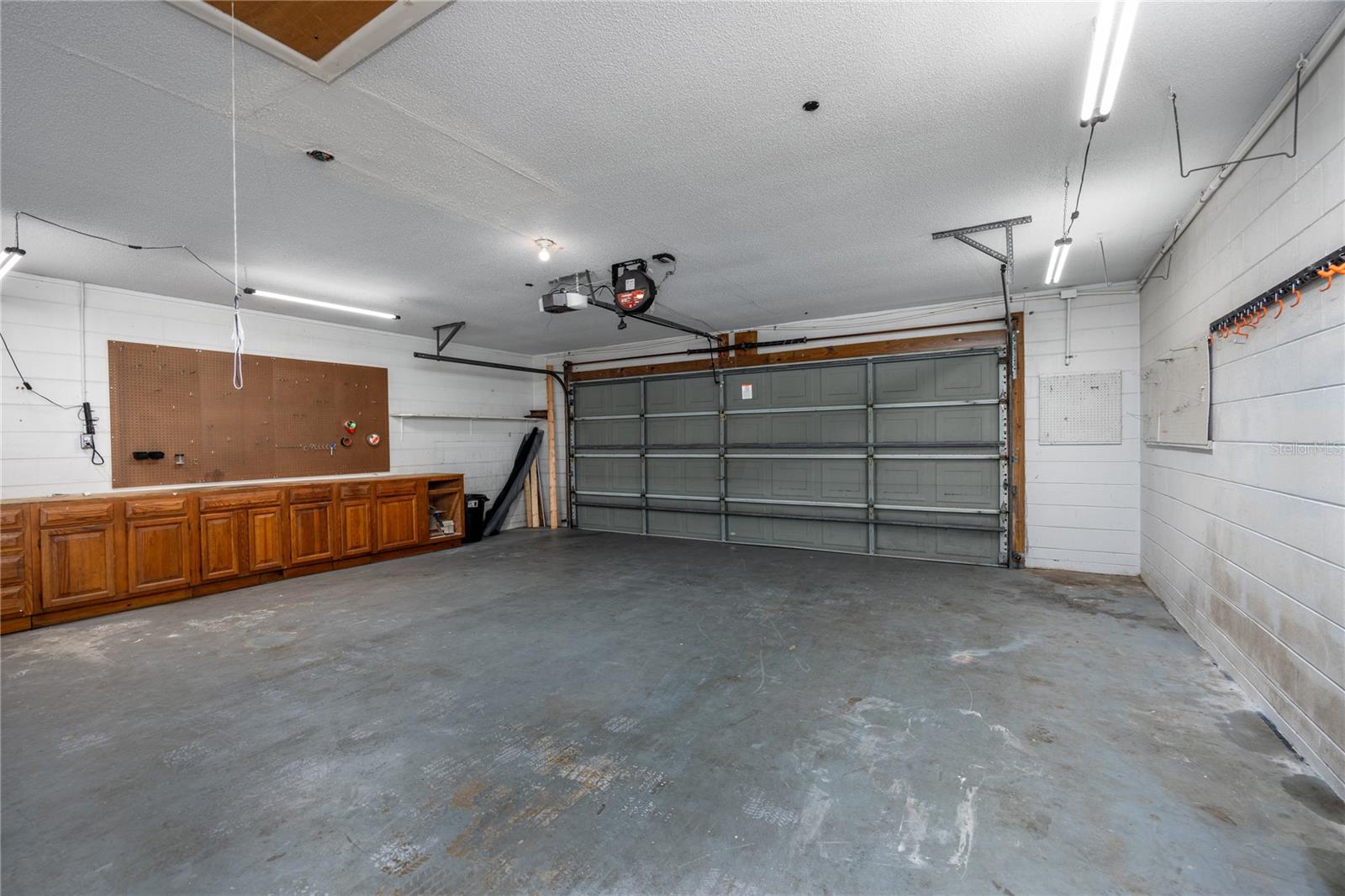 COUNTRY CLUB ESTATE MCINTOSH GRT - Residential