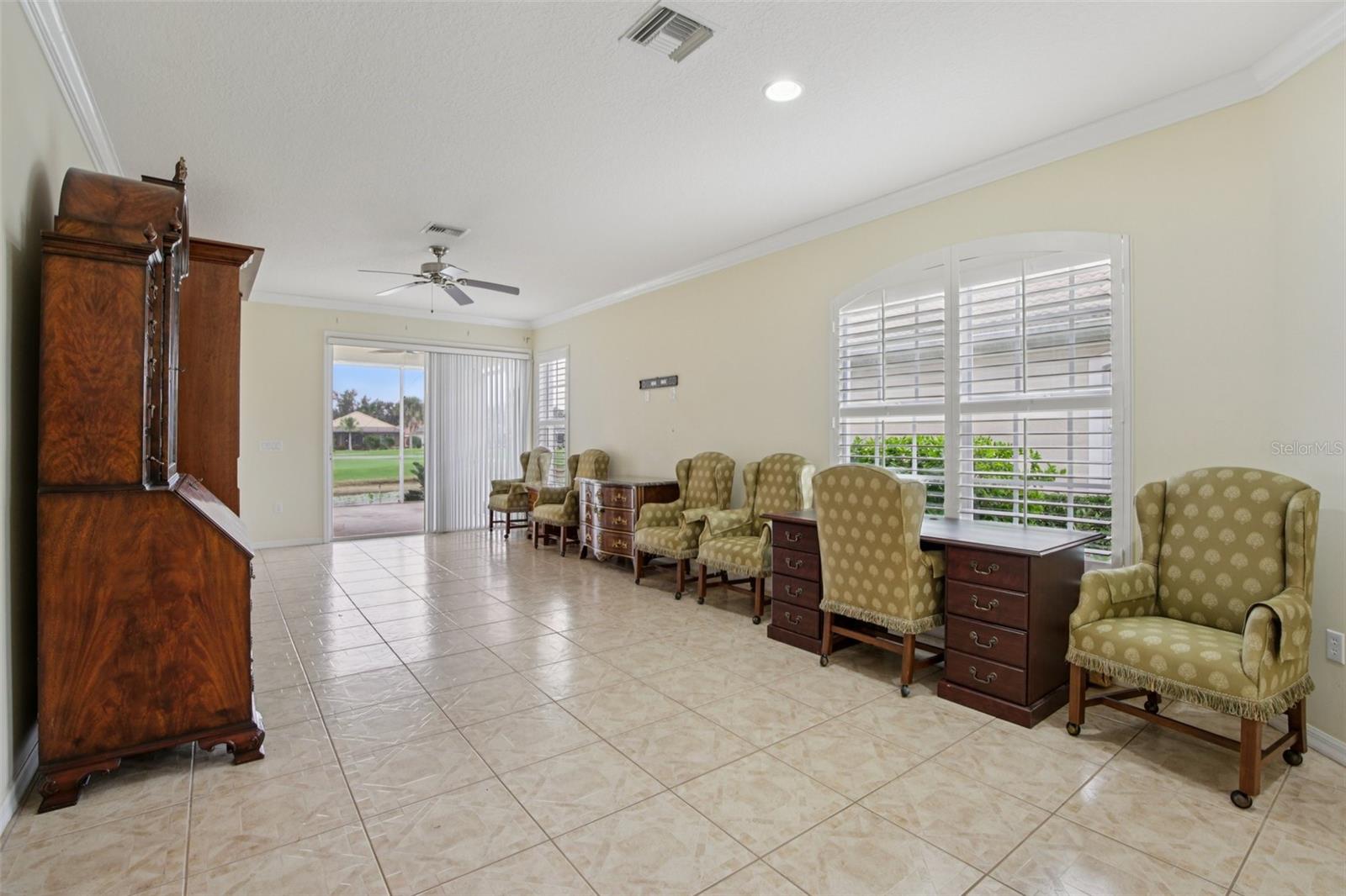 PELICAN POINTE GOLF & COUNTRY CLUB - Residential